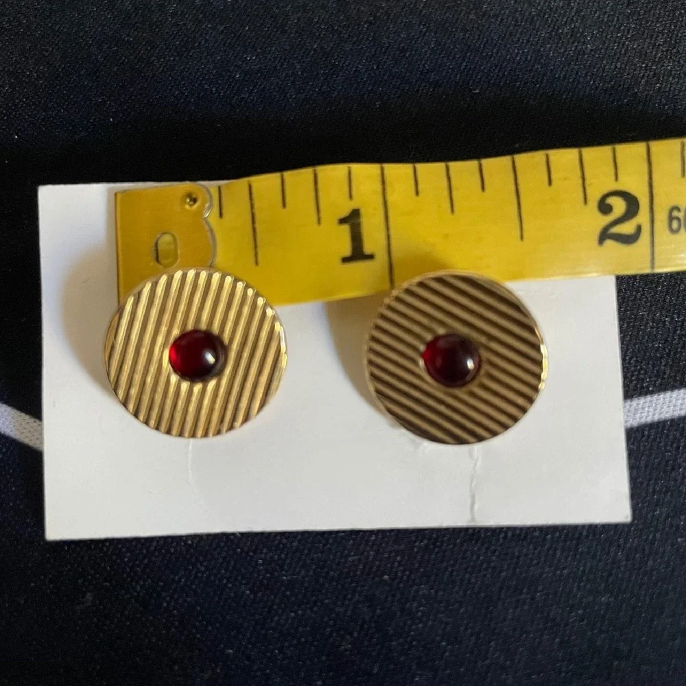 Swank round‎ ribbed striped Gold Tone Cufflinks with Red Stone Accent Vintage